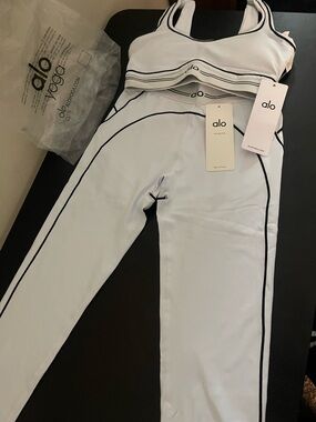 ALO Yoga Adult 2 Piece Set Sports Bra Leggings combination